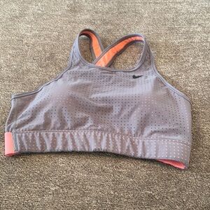 𝅺nike Dri-Fit sports bra; size small